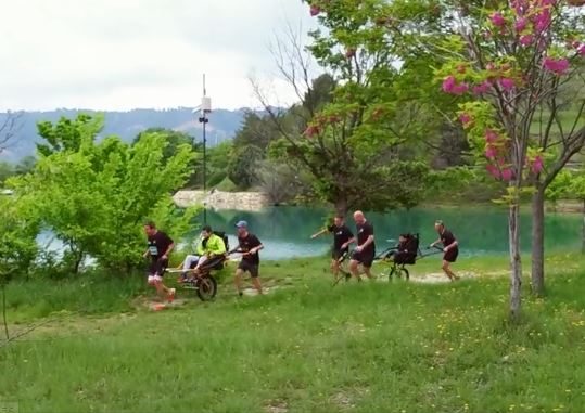 Deux pères font participer leurs fils dans leur défi : le triathlon Natureman du Var